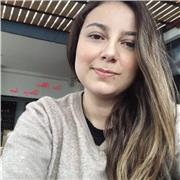 Profesora de biología ayuda a realizar refuerzos a niños de todas las edades